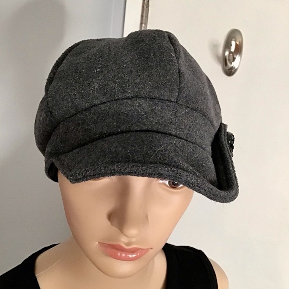 Grey Hat for Women with a beautiful button on the left side - Picture 9 of 9